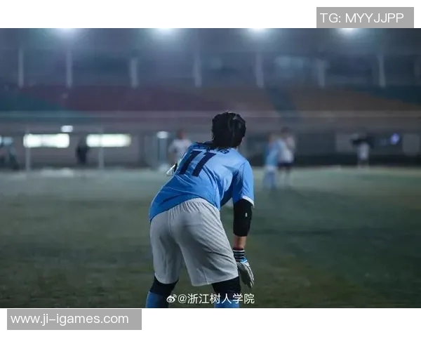 阳光下的足球场上她们挥洒汗水展现青春活力的妹子们